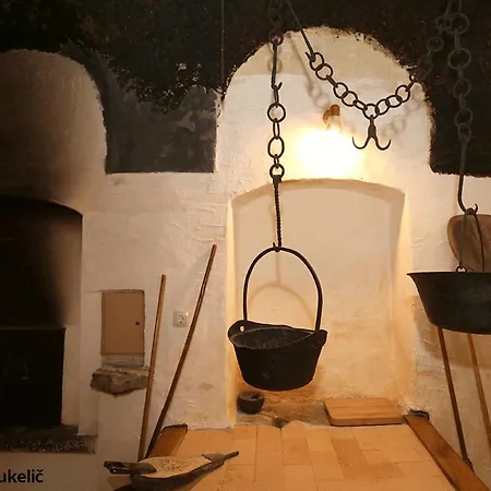 Dormouse House - Historic Countryside Retreat * Grahovo
